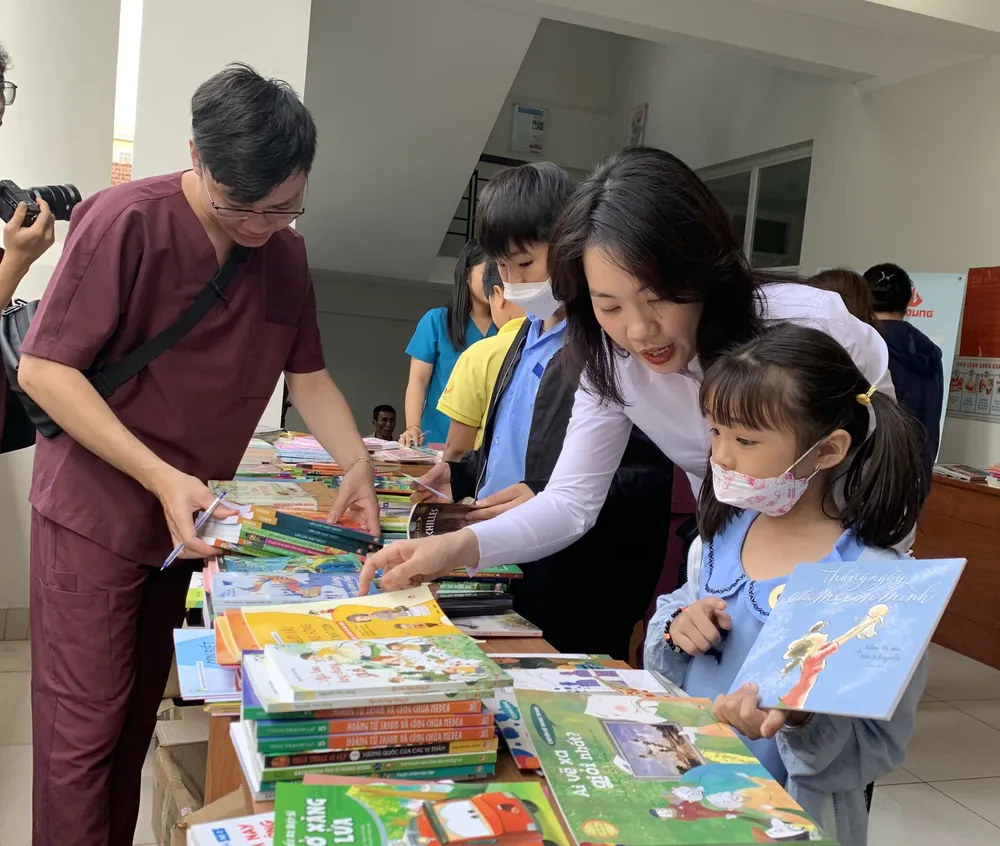 Trẻ mồ côi được chọn những quyển sách yêu thích khi tham gia chương trình