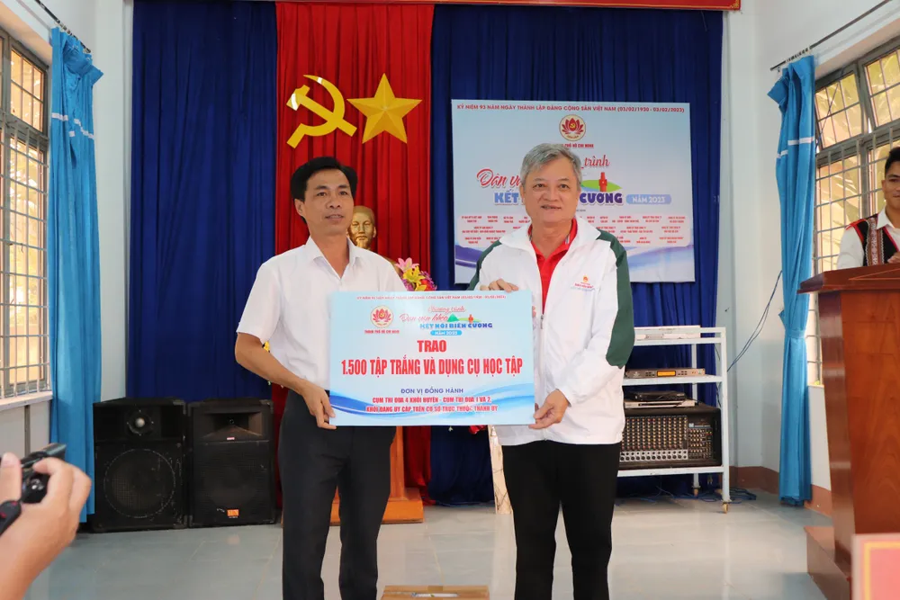 Đoàn trao tập trắng và dụng cụ học tập đến trẻ em tại vùng biên giới