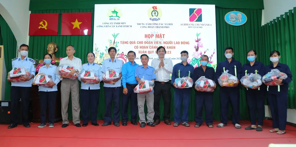 Trao quà tết đến công nhân khó khăn tại Công ty TNHH MTV Công viên Cây xanh TPHCM