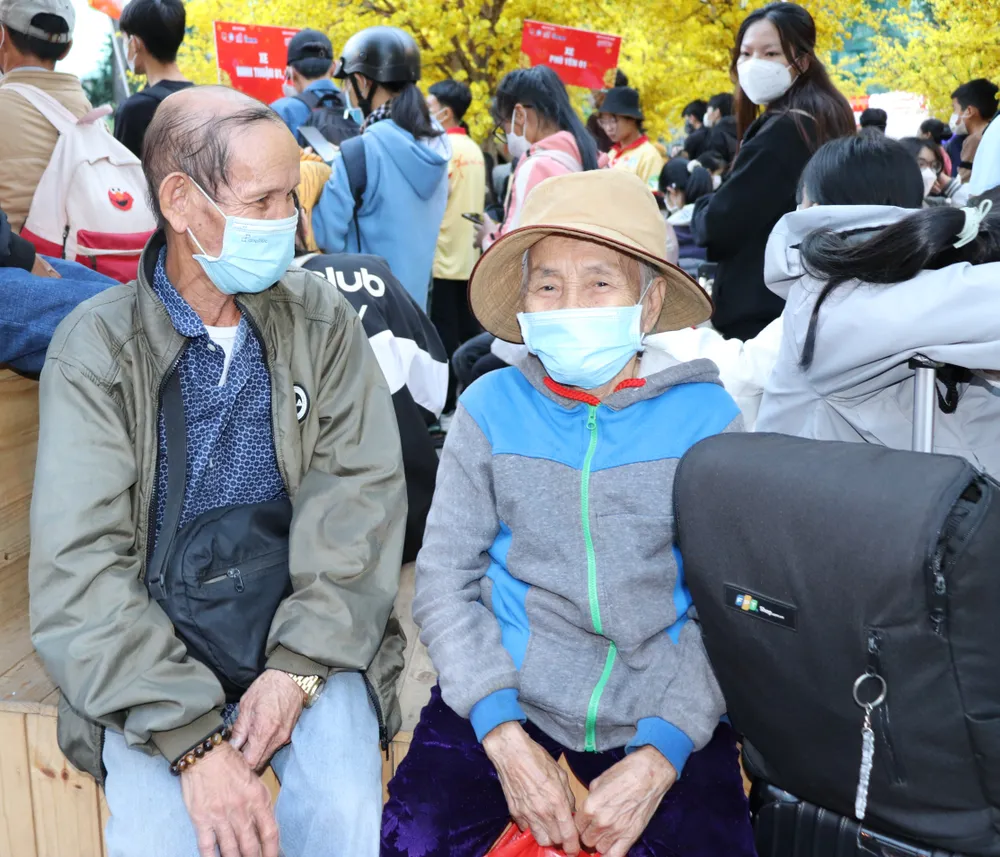 Người lao động tự do có hoàn cảnh khó khăn vui mừng khi được về quê đón tết Người lao động tự do có hoàn cảnh khó khăn vui mừng khi được về quê đón tết