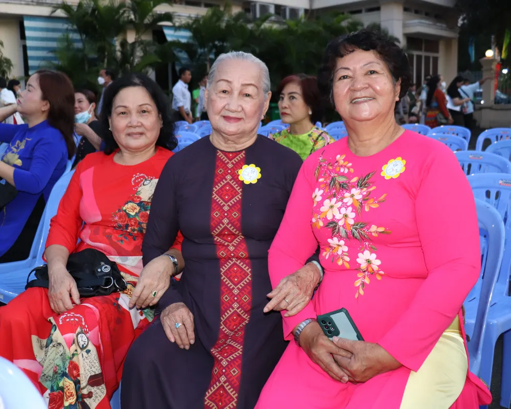 "Má Thu" (ngồi giữa) năm nay 82 tuổi vẫn tích cực tham gia chăm lo người dân với vai trò Tổ trưởng Tổ dân phố "Má Thu" (ngồi giữa) năm nay 82 tuổi vẫn tích cực tham gia chăm lo người dân với vai trò Tổ trưởng Tổ dân phố