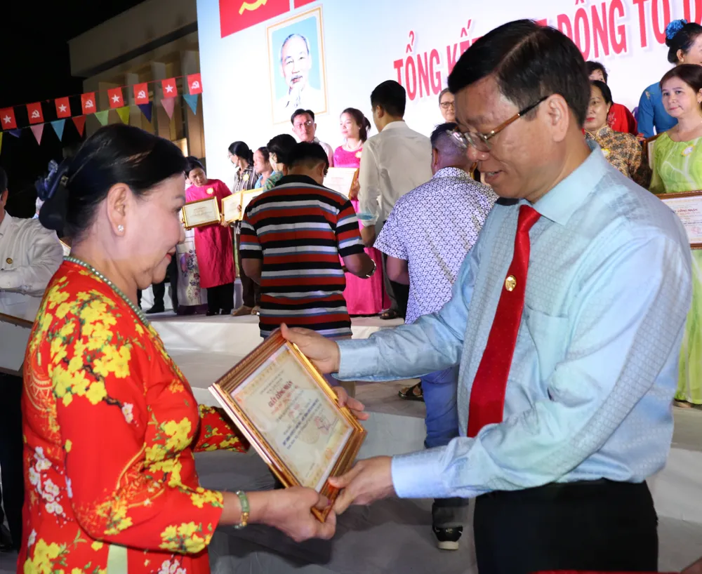 Bí thư Quận ủy quận Bình Thạnh Vũ Ngọc Tuất trao giấy chứng nhận đến các Tổ dân phố - Mặt trận Bí thư Quận ủy quận Bình Thạnh Vũ Ngọc Tuất trao giấy chứng nhận đến các Tổ dân phố - Mặt trận