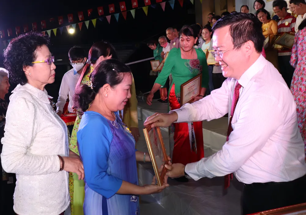 Chủ tịch UBND quận Bình Thạnh Đinh Khắc Huy biểu dương các Tổ dân phố - Mặt trận tiêu biểu Chủ tịch UBND quận Bình Thạnh Đinh Khắc Huy biểu dương các Tổ dân phố - Mặt trận tiêu biểu