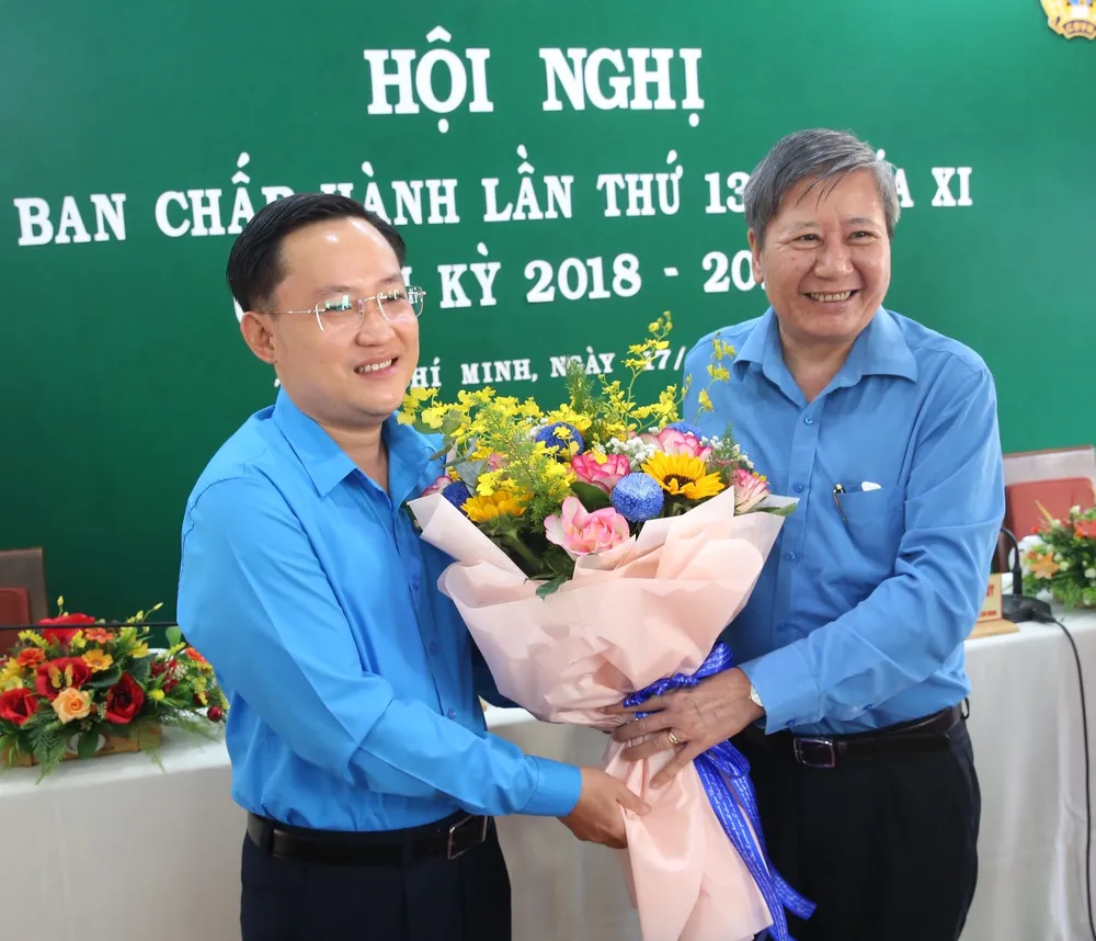 Phó Chủ tịch Thường trực Tổng LĐLĐ Việt Nam Trần Thanh Hải chúc mừng tân Phó Chủ tịch LĐLĐ TPHCM Phùng Thái Quang