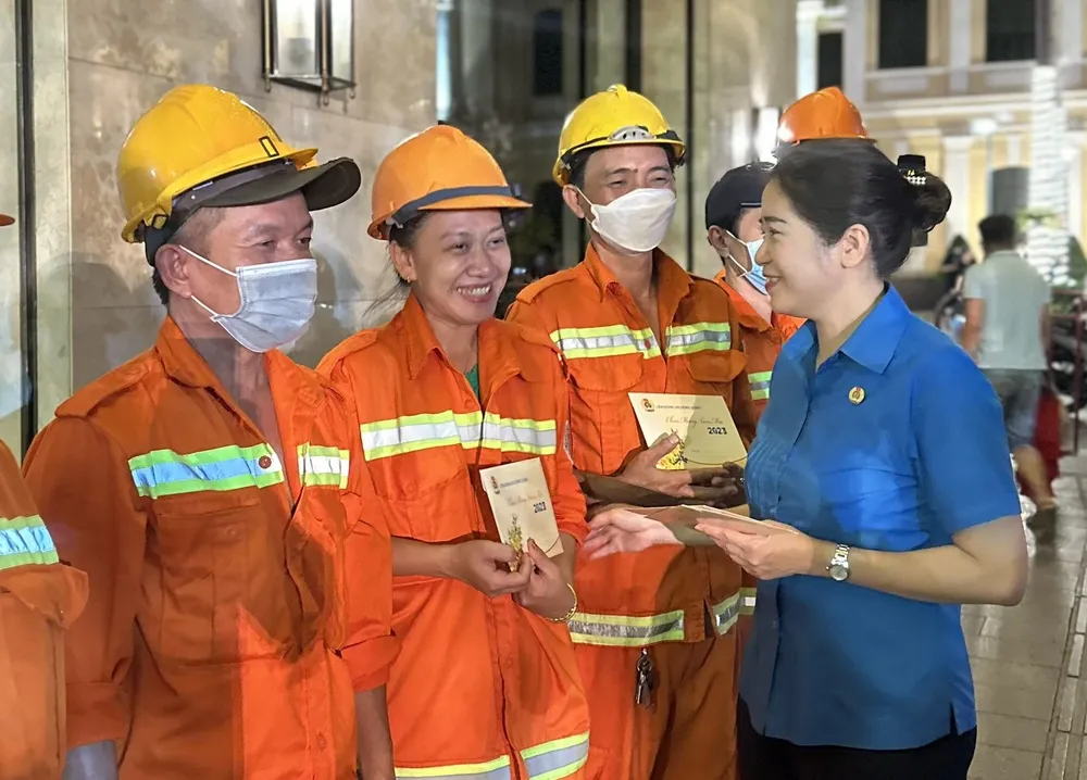 Chủ tịch LĐLĐ quận 1 Trương Thị Minh Dung thăm hỏi công nhân vệ sinh trực đêm 30 tết tại đường hoa Nguyễn Huệ Chủ tịch LĐLĐ quận 1 Trương Thị Minh Dung thăm hỏi công nhân vệ sinh trực đêm 30 tết tại đường hoa Nguyễn Huệ