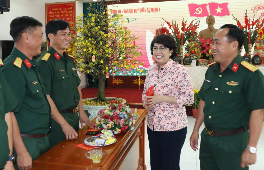 Đồng chí Tô Thị Bích Châu thăm hỏi tình hình trực tết và chúc năm mới bình an đến cán bộ, chiến sĩ Ban Chỉ huy Quân sự quận 1 Đồng chí Tô Thị Bích Châu thăm hỏi tình hình trực tết và chúc năm mới bình an đến cán bộ, chiến sĩ Ban Chỉ huy Quân sự quận 1