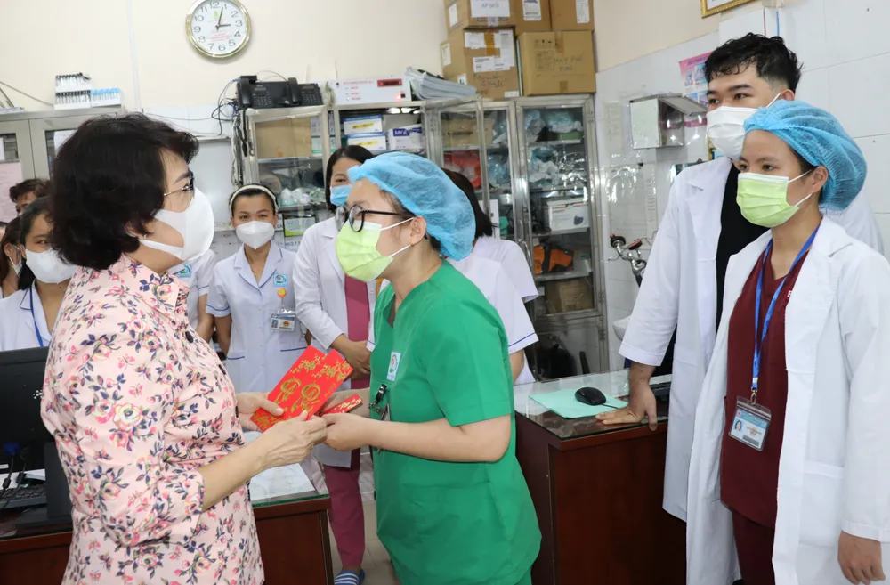 Đồng chí Tô Thị Bích Châu chúc mừng năm mới bình an đến đội ngũ y bác sĩ quận 1 Đồng chí Tô Thị Bích Châu chúc mừng năm mới bình an đến đội ngũ y bác sĩ quận 1