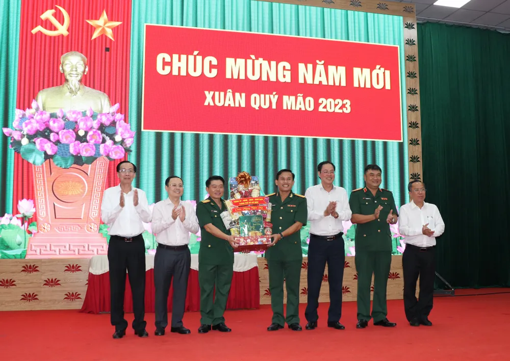 Đồng chí Nguyễn Văn Hiếu tặng quà động viên cán bộ, chiến sĩ Trung đoàn Gia Định. Ảnh: THÁI PHƯƠNG Đồng chí Nguyễn Văn Hiếu tặng quà động viên cán bộ, chiến sĩ Trung đoàn Gia Định. Ảnh: THÁI PHƯƠNG