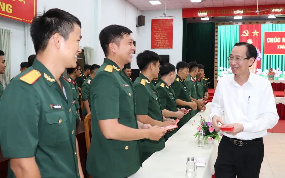 Trưởng Ban Nội chính Thành ủy TPHCM Lê Thanh Liêm động viên, chúc mừng năm mới cán bộ, chiến sĩ Trung đoàn Gia Định. Ảnh: THÁI PHƯƠNG Trưởng Ban Nội chính Thành ủy TPHCM Lê Thanh Liêm động viên, chúc mừng năm mới cán bộ, chiến sĩ Trung đoàn Gia Định. Ảnh: THÁI PHƯƠNG