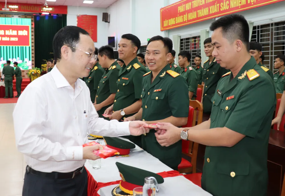 Đồng chí Nguyễn Văn Hiếu chúc mừng năm mới vui tươi, đầm ấm đến cán bộ, chiến sĩ đơn vị Đồng chí Nguyễn Văn Hiếu chúc mừng năm mới vui tươi, đầm ấm đến cán bộ, chiến sĩ đơn vị