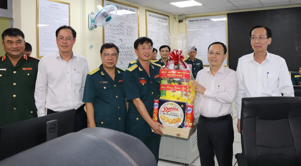 Phó Bí thư Thành ủy TPHCM Nguyễn Văn Hiếu động viên, chúc tết cán bộ, chiến sĩ Sư đoàn Phòng không 367. Ảnh: THÁI PHƯƠNG Phó Bí thư Thành ủy TPHCM Nguyễn Văn Hiếu động viên, chúc tết cán bộ, chiến sĩ Sư đoàn Phòng không 367. Ảnh: THÁI PHƯƠNG