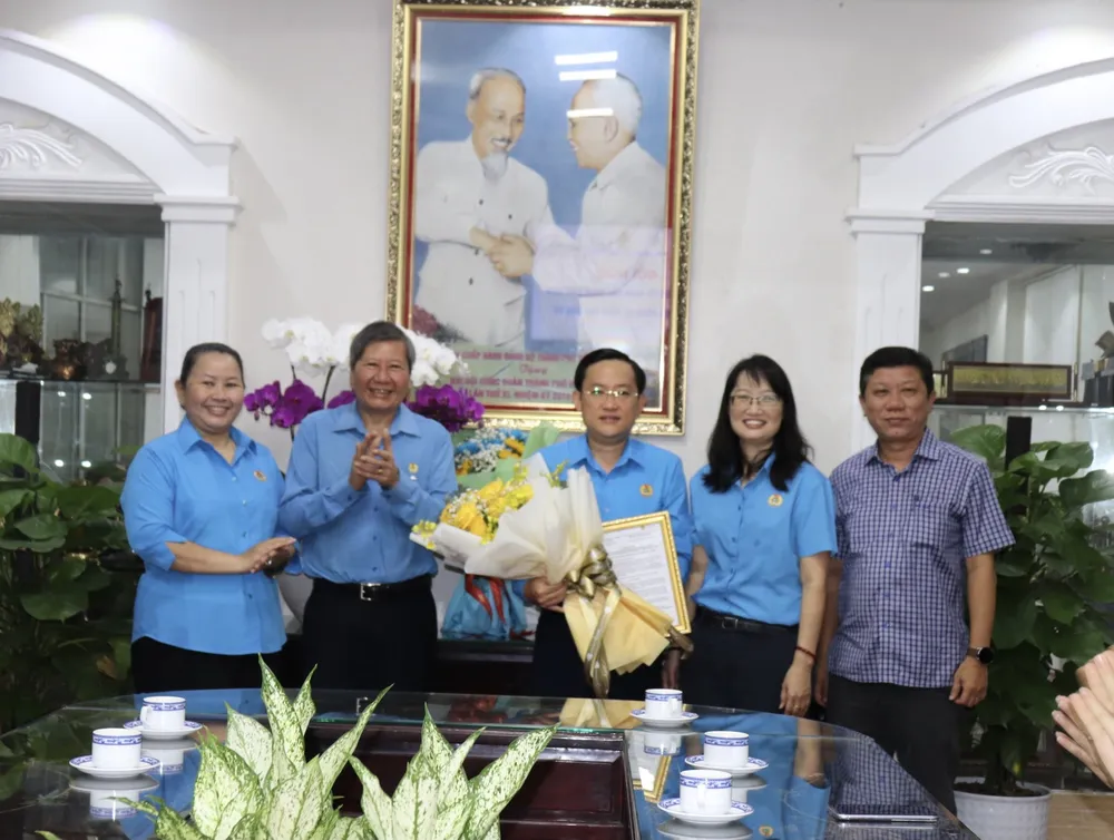 Đồng chí Trần Thanh Hải và các đồng chí lãnh đạo LĐLĐ TPHCM chúc mừng tân Phó Chủ tịch LĐLĐ Thành phố Đồng chí Trần Thanh Hải và các đồng chí lãnh đạo LĐLĐ TPHCM chúc mừng tân Phó Chủ tịch LĐLĐ Thành phố