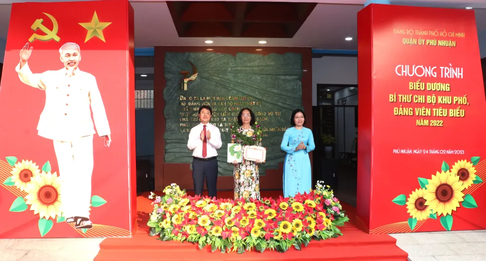 Bí thư Chi bộ khu phố tiêu biểu được Quận ủy quận Phú Nhuận biểu dương