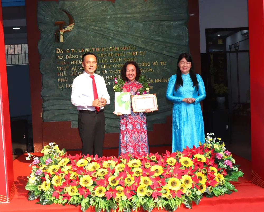 Chủ tịch UBND quận Phú Nhuận Nguyễn Đông Tùng biểu dương gương tiêu biểu