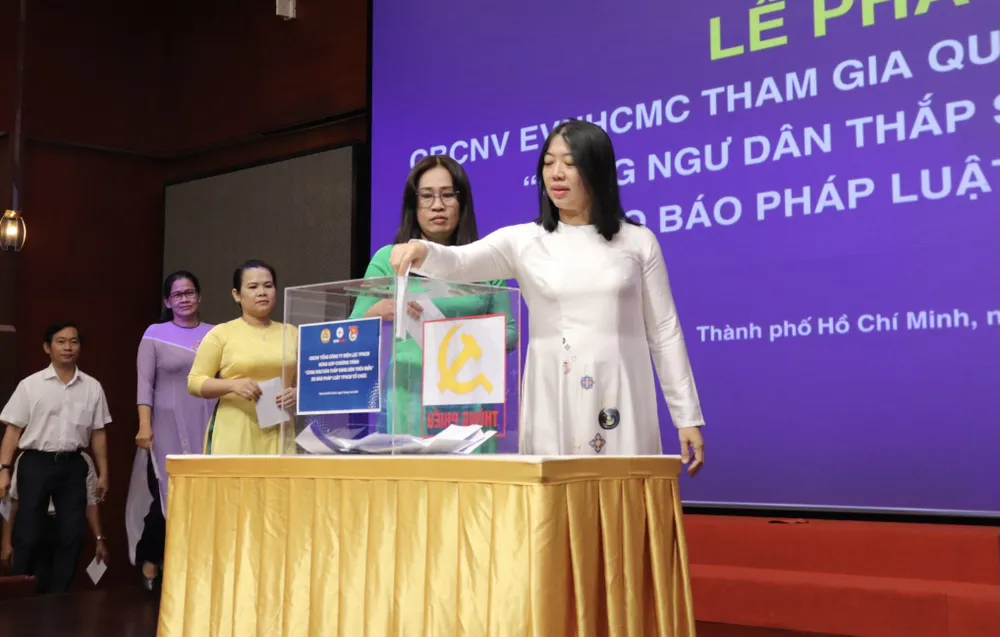 Người lao động hưởng ứng chương trình "Cùng ngư dân thắp sáng đèn trên biển" Người lao động hưởng ứng chương trình "Cùng ngư dân thắp sáng đèn trên biển"