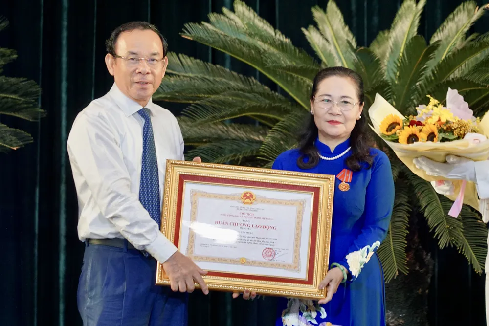 Bí thư Thành ủy TPHCM Nguyễn Văn Nên trao Huân chương Lao động hạng Ba đến đồng chí Nguyễn Thị Lệ, Phó Bí thư Thành ủy, Chủ tịch HĐND TPHCM. Ảnh: HOÀNG HÙNG Bí thư Thành ủy TPHCM Nguyễn Văn Nên trao Huân chương Lao động hạng Ba đến đồng chí Nguyễn Thị Lệ, Phó Bí thư Thành ủy, Chủ tịch HĐND TPHCM. Ảnh: HOÀNG HÙNG