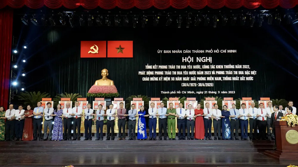 Lãnh đạo TPHCM cùng các đơn vị nắm chặt tay quyết tâm thực hiện nội dung giao ước thi đua. Ảnh: HOÀNG HÙNG Lãnh đạo TPHCM cùng các đơn vị nắm chặt tay quyết tâm thực hiện nội dung giao ước thi đua. Ảnh: HOÀNG HÙNG