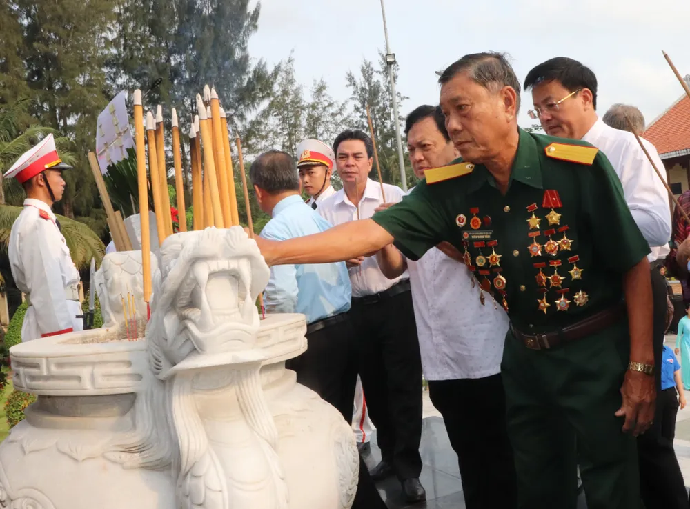 Người chiến sĩ năm xưa đến thắp cho đồng đội mình nén nhang thơm tại Khu Di tích lịch sử Láng Le – Bàu Cò