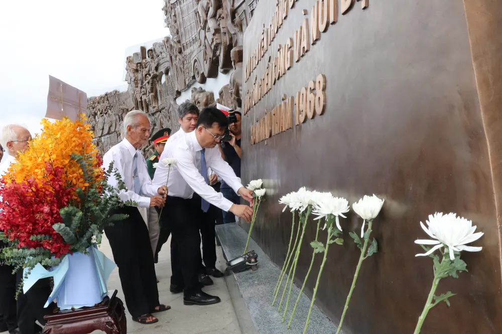 Các đại biểu dâng hoa tưởng nhớ chiến công của các anh hùng liệt sĩ tại Khu Truyền thống Cách mạng Cuộc Tổng tiến công và nổi dậy Xuân Mậu Thân 1968