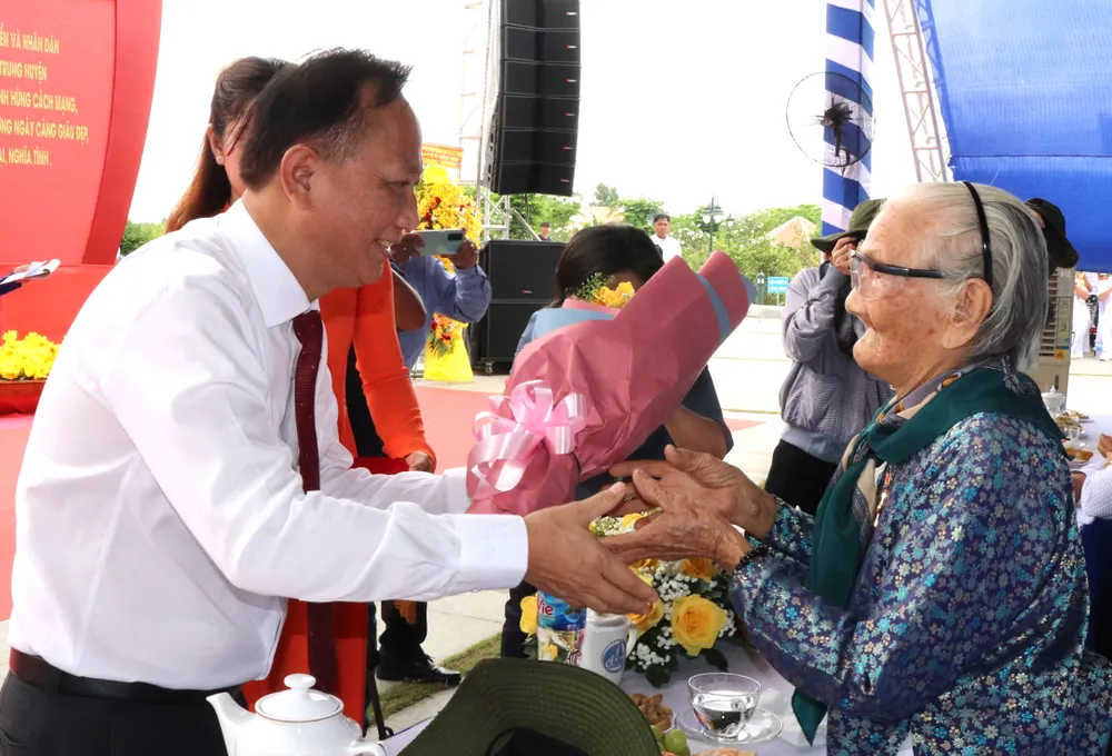 Bí thư Huyện ủy huyện Bình Chánh Trần Văn Nam tặng hoa, thăm hỏi Mẹ Việt Nam anh hùng Nguyễn Thị Cảnh tại buổi họp mặt