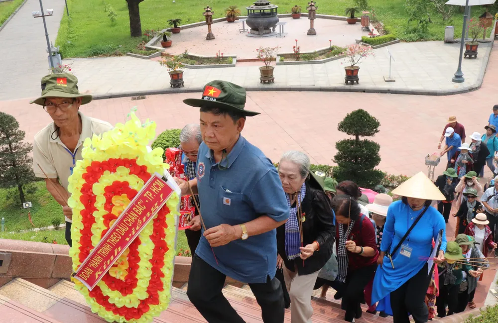 Đoàn đại biểu dâng hoa tại Thành cổ Quảng Trị Đoàn đại biểu dâng hoa tại Thành cổ Quảng Trị