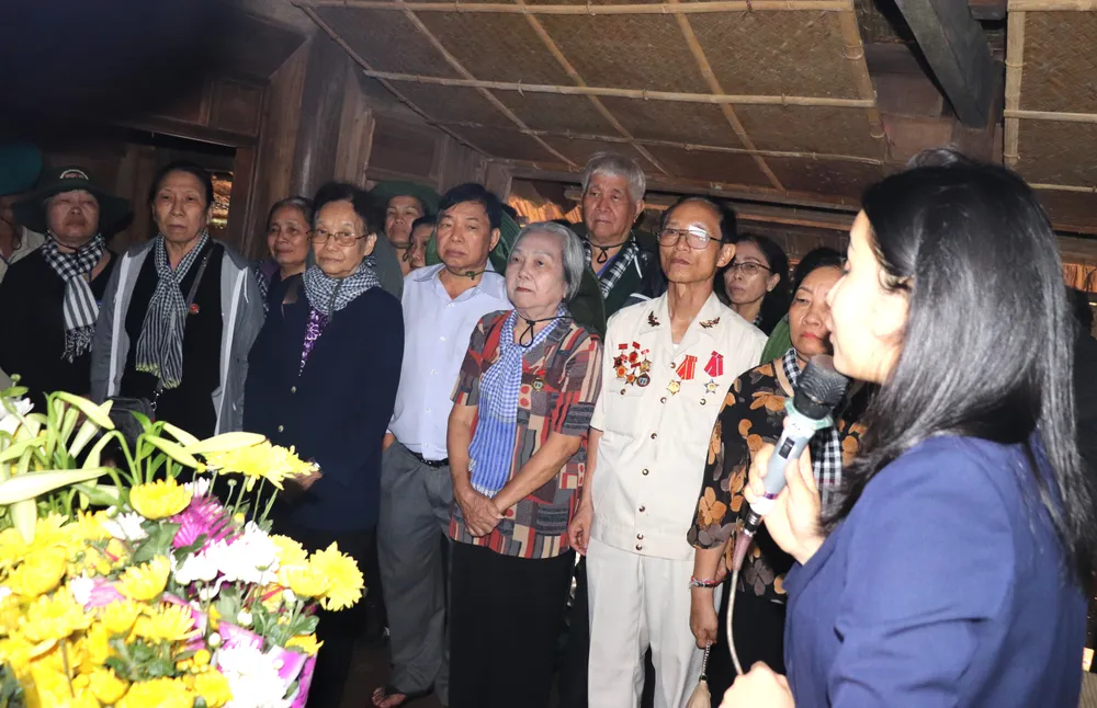 Các đại biểu là cựu tù chính trị, tù binh TPHCM thăm ngôi nhà ba gian của cụ Nguyễn Sinh Sắc Các đại biểu là cựu tù chính trị, tù binh TPHCM thăm ngôi nhà ba gian của cụ Nguyễn Sinh Sắc