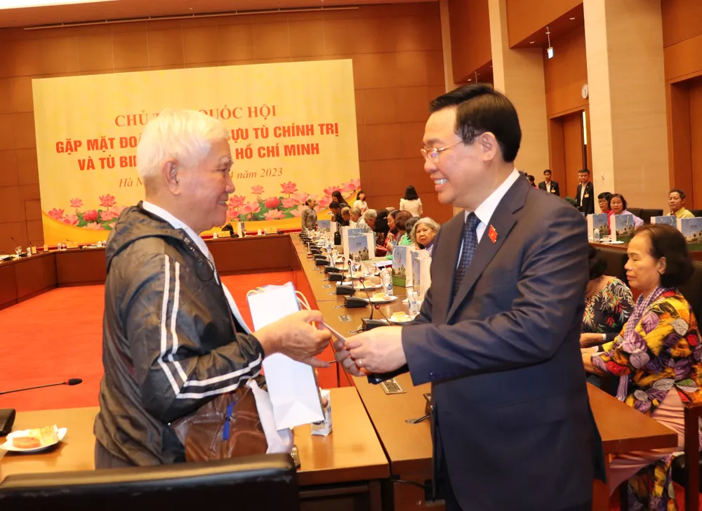 Chủ tịch Quốc hội Vương Đình Huệ tặng quà đến các cựu tù trong buổi gặp mặt Chủ tịch Quốc hội Vương Đình Huệ tặng quà đến các cựu tù trong buổi gặp mặt