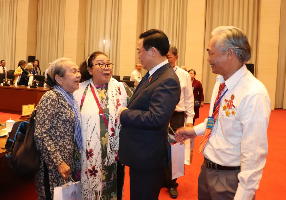 Chủ tịch Quốc hội Vương Đình Huệ thăm hỏi các cựu tù Chủ tịch Quốc hội Vương Đình Huệ thăm hỏi các cựu tù