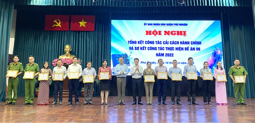 Bí thư Quận ủy quận Phú Nhuận Phạm Hồng Sơn biểu dương tập thể, cá nhân thực hiện tốt công tác cải cách hành chính Bí thư Quận ủy quận Phú Nhuận Phạm Hồng Sơn biểu dương tập thể, cá nhân thực hiện tốt công tác cải cách hành chính