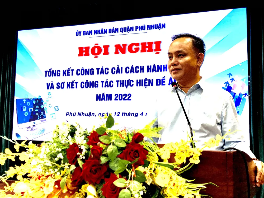Chủ tịch UBND quận Phú Nhuận Nguyễn Đông Tùng phát biểu tại hội nghị Chủ tịch UBND quận Phú Nhuận Nguyễn Đông Tùng phát biểu tại hội nghị