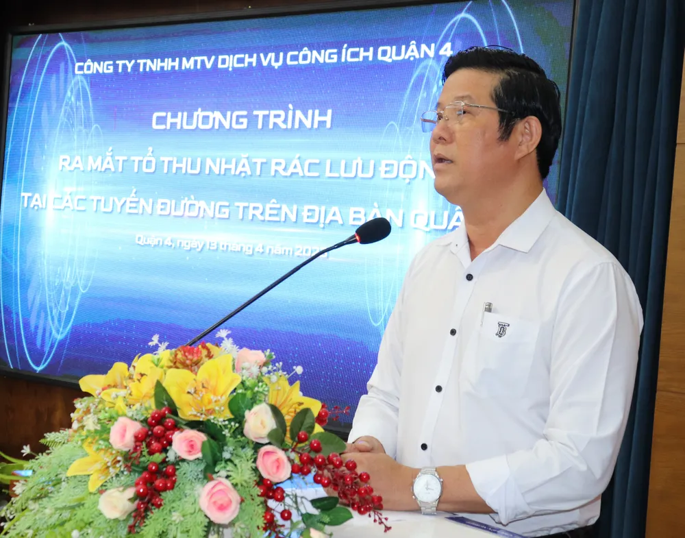 Phó Chủ tịch UBND quận 4 Võ Thanh Dũng phát biểu tại buổi ra mắt tổ nhặt rác lưu động