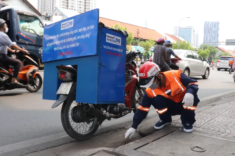 Công nhân tổ thu nhặt rác lưu động làm nhiệm vụ tại đường Hoàng Diệu, phường 6, quận 4