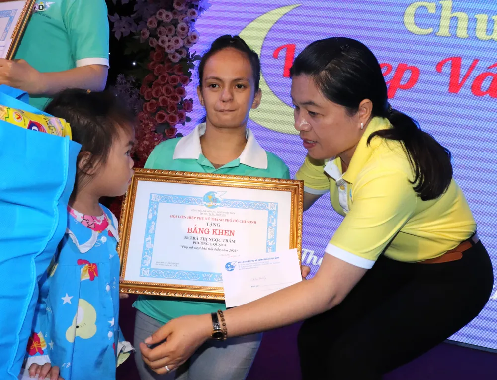 Chủ tịch Hội LHPN TPHCM Nguyễn Trần Phượng Trân tặng bằng khen phụ nữ khuyết tật tiêu biểu