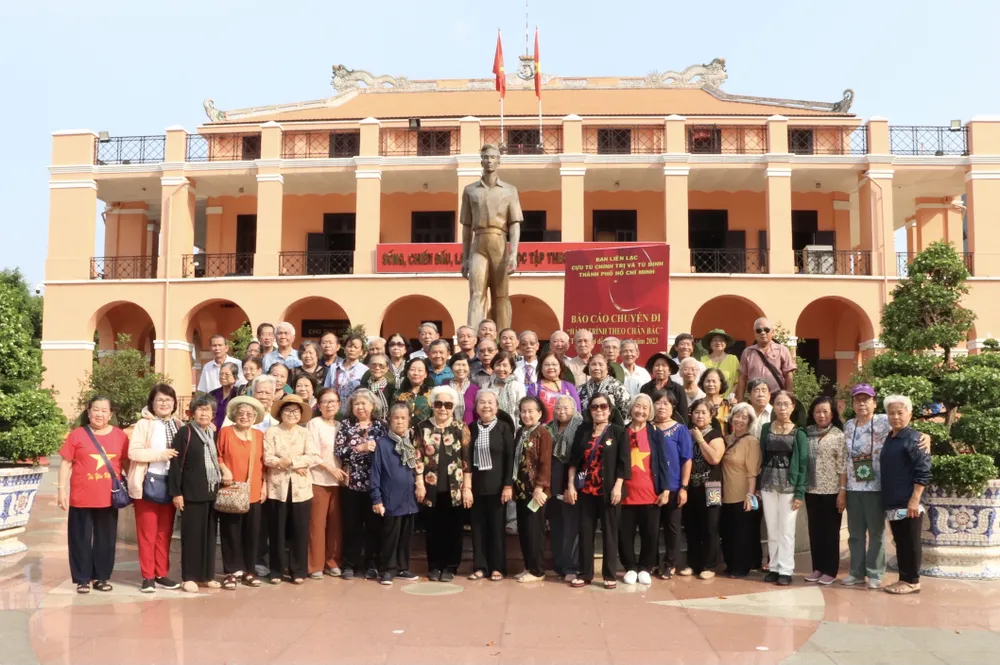 Các thành viên trong đoàn đã hoàn thành chuyến "Hành trình theo chân Bác" 22 ngày đêm. Ảnh: THÁI PHƯƠNG Các thành viên trong đoàn đã hoàn thành chuyến "Hành trình theo chân Bác" 22 ngày đêm. Ảnh: THÁI PHƯƠNG