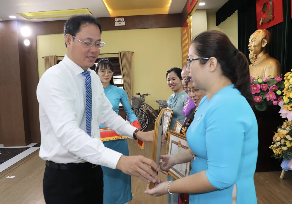 Phó Chủ tịch Thường trực Ủy ban MTTQ Việt Nam TPHCM Nguyễn Thành Trung trao giấy khen biểu dương tập thể có cách làm hay Phó Chủ tịch Thường trực Ủy ban MTTQ Việt Nam TPHCM Nguyễn Thành Trung trao giấy khen biểu dương tập thể có cách làm hay