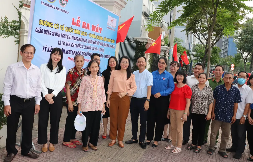 Người dân và cán bộ, đảng viên, đoàn viên thanh niên quận 4 tại "Đường cờ Tổ quốc" đường Bến Vân Đồn Người dân và cán bộ, đảng viên, đoàn viên thanh niên quận 4 tại "Đường cờ Tổ quốc" đường Bến Vân Đồn