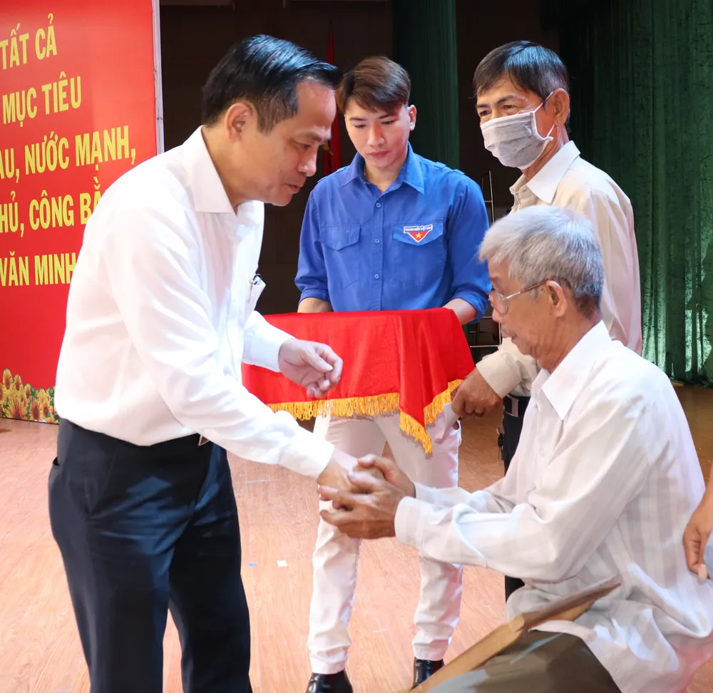 Tặng quà chăm lo cho thương binh tại huyện Bình Chánh Tặng quà chăm lo cho thương binh tại huyện Bình Chánh