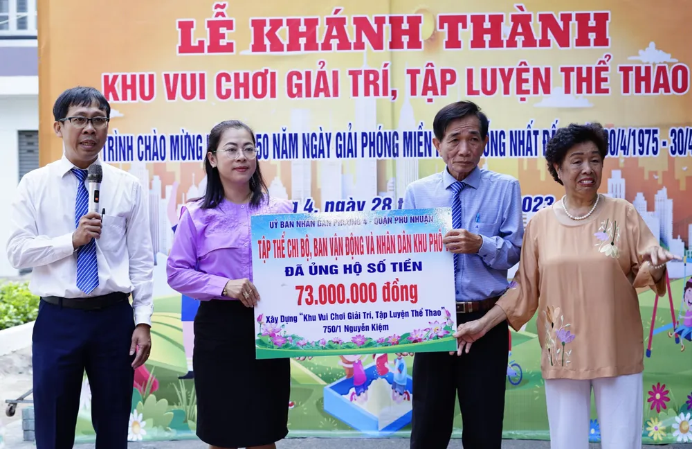 Lãnh đạo phường 4, quận Phú Nhuận trao bảng tri ân đến tập thể, ban vận động và nhân dân khu phố 1 Lãnh đạo phường 4, quận Phú Nhuận trao bảng tri ân đến tập thể, ban vận động và nhân dân khu phố 1