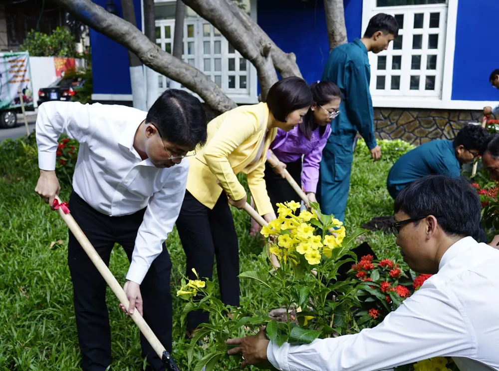 Các đại biểu trồng cây tạo mảng xanh cho khu vui chơi Các đại biểu trồng cây tạo mảng xanh cho khu vui chơi