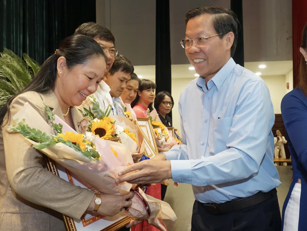 Chủ tịch UBND TPHCM Phan Văn Mãi trao Bằng khen cho tập thể. Ảnh: Hoàng Hùng Chủ tịch UBND TPHCM Phan Văn Mãi trao Bằng khen cho tập thể. Ảnh: Hoàng Hùng