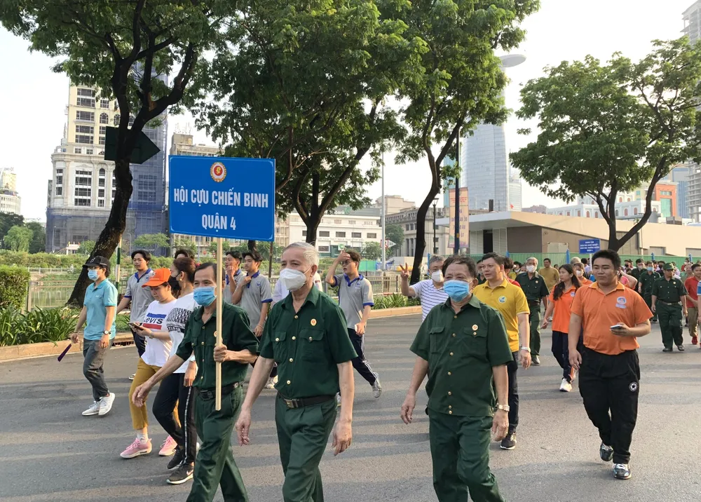 Các đại biểu tham gia đi bộ gây Quỹ Khuyến học sáng 6-5