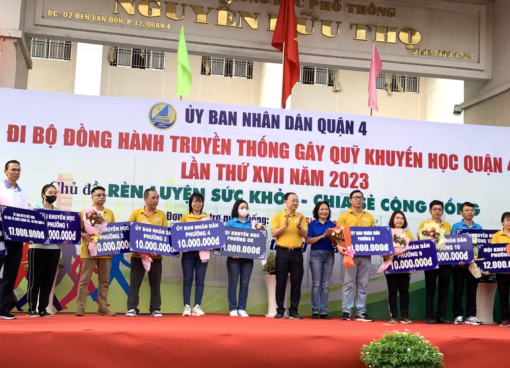 Bí thư Quận ủy quận 4 Nguyễn Quốc Thái cảm ơn các đơn vị tham gia ủng hộ gây Quỹ Khuyến học quận tại chương trình