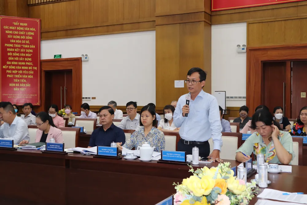 Các đại biểu nêu ý kiến đóng góp tại buổi tọa đàm