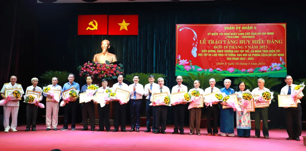 Lãnh đạo quận 4 chúc mừng các đảng viên nhận Huy hiệu Đảng đợt ngày 19-5