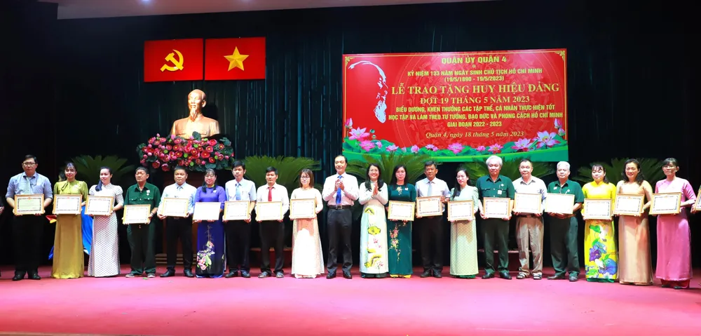 Các tập thể, cá nhân tại quận 4 thực hiện tốt việc học tập và làm theo tư tưởng, đạo đức, phong cách Hồ Chí Minh được tuyên dương