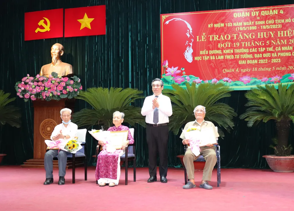 Trưởng Ban Tổ chức Thành ủy TPHCM Nguyễn Phước Lộc chúc mừng các đảng viên nhận Huy hiệu 75 năm, 70 năm tuổi Đảng.