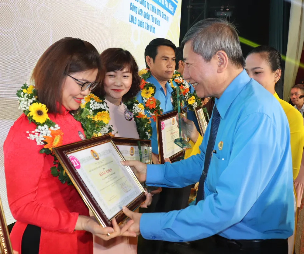 Đồng chí Trần Thanh Hải trao Bằng khen cho cá nhân