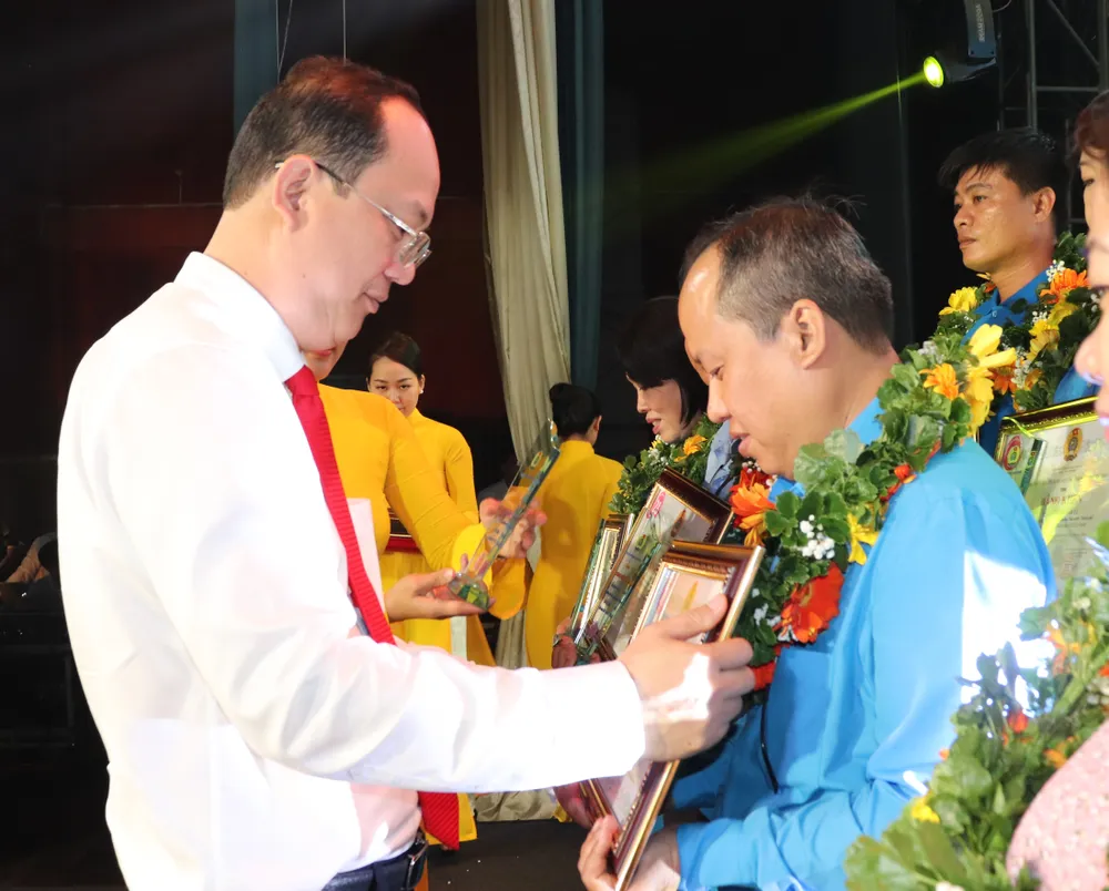 Đồng chí Nguyễn Hồ Hải biểu dương các cá nhân tại hội nghị