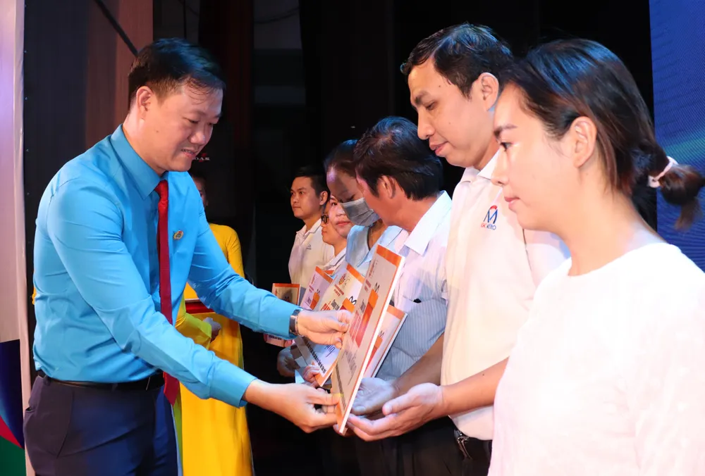 Chủ tịch Công đoàn Viên chức TPHCM Lương Tuấn Anh trao quà cảm ơn người lao động Chủ tịch Công đoàn Viên chức TPHCM Lương Tuấn Anh trao quà cảm ơn người lao động