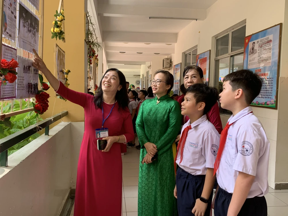 Thầy trò Trường Tiểu học Cao Bá Quát tham quan Không gian Văn hóa Hồ Chí Minh vừa đưa vào hoạt động